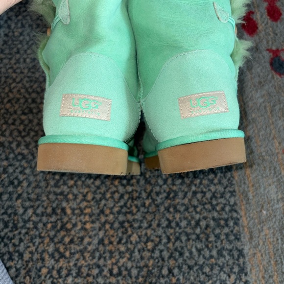 UGG women’s Bailey button boot in aqua shearling Size 7 brand new condition - Picture 5 of 8